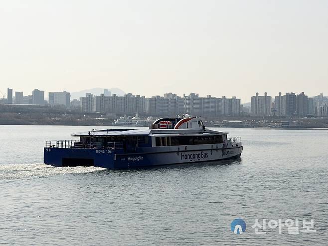 지난 4일 한강버스가 옥수 선착장을 떠나 압구정 선착장으로 향하고 있다. [사진=양지영 기자]