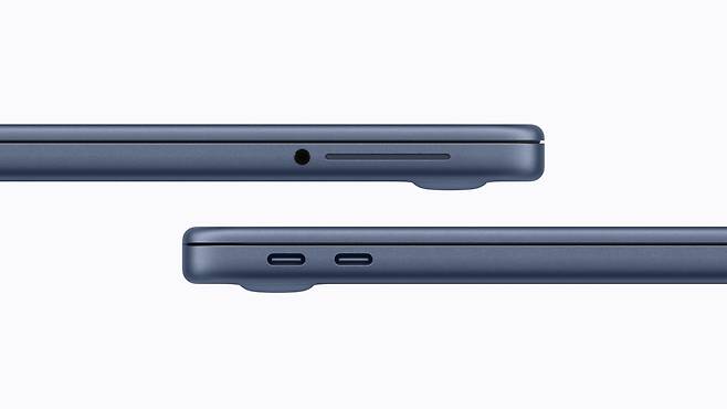 MacBook Neo는 두 개의 USB-C 포트, 유선 오디오를 위한 헤드폰 잭을 갖췄으며, 여기에 Wi-Fi 6E 및 Bluetooth 6까지 지원한다. (출처=애플)