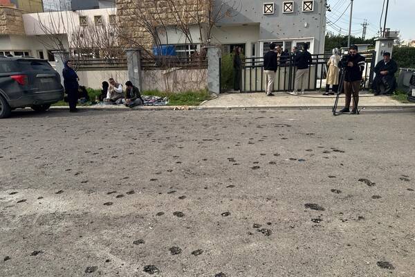 이라크 쿠르디스탄 자치구의 이르빌에서 4일(현지시간) 드론 공격을 받은 주택 근처에 사람들이 모여 있다. 이르빌 AP 연합뉴스