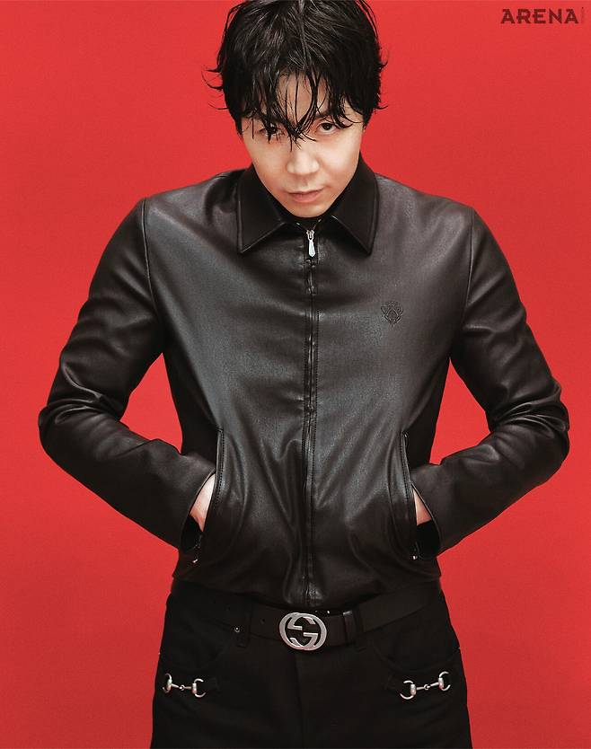 구찌 크레스트 엠보스 디테일의 블랙 워시드 스트레치 나파 레더 재킷·홀스빗 디테일의 블랙 코튼 데님 팬츠·인터로킹 G 버클 디테일의 블랙 레더 벨트 모두 가격미정 구찌 제품.