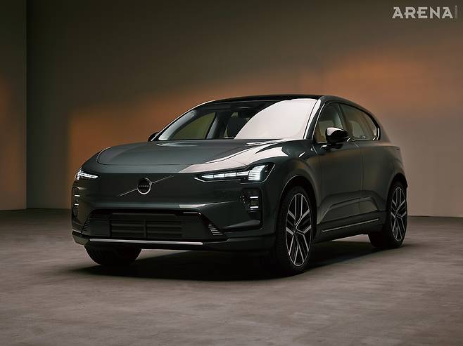 EX60의 외관은 동급 XC60 대비 더 날렵해진 모양새다.