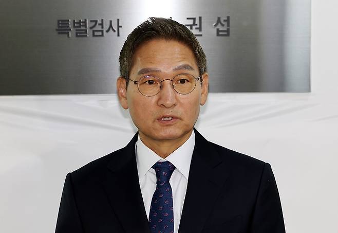 안권섭 특별검사가 6일 오전 서울 서초구 관봉권 띠지 폐기 의혹 및 쿠팡 퇴직금 불기소 외압 의혹 진상규명을 위한 특검 사무소에서 열린 현판식에서 취재진의 질문에 답하고 있다. 사진=뉴시스
