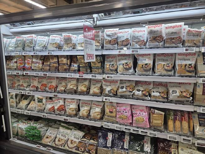홈플러스 강동점 냉장 어묵 코너 상단 두 칸을 심플러스 PB 상품이 빼곡히 채우고 있다. 납품 차질로 줄어든 외부 거래처 자리를 자체 브랜드가 메우고 있는 셈이다. (사진=한전진 기자)