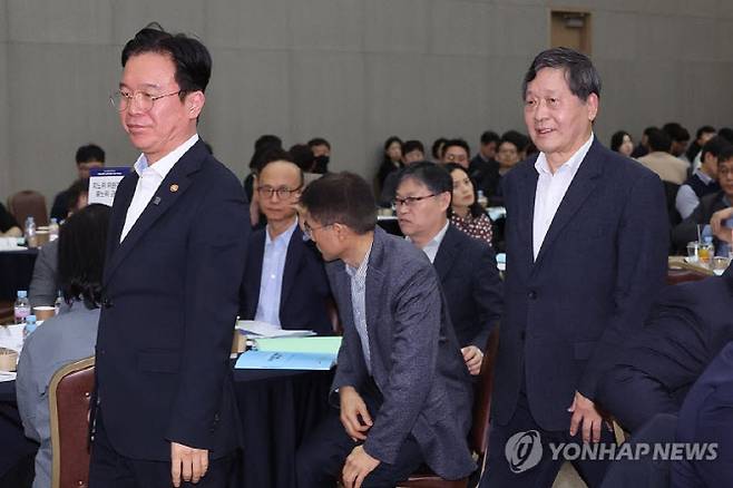 김영훈 고용노동부 장관(왼쪽)과 박수근 중앙노동위원장이 '노란봉투법'(노동조합 및 노동관계조정법 23조 개정 법률) 시행을 앞두고 4일 세종컨벤션센터에서 열린 '고용노동부중앙노동위 공동 워크숍'에서 함께 단상으로 향하고 있다.(사진=연합뉴스)