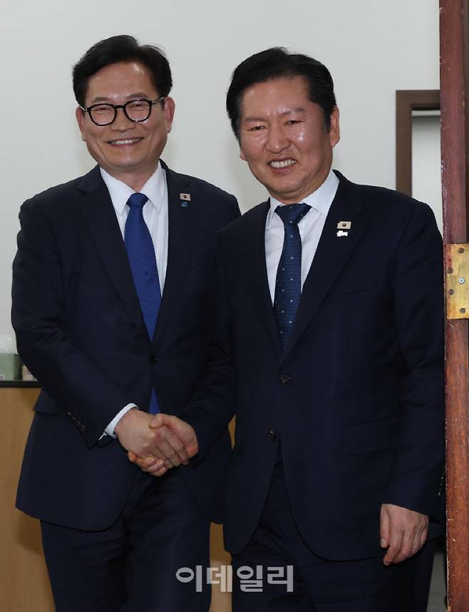 [이데일리 노진환 기자] 정청래 더불어민주당 대표와 복당한 송영길 전 대표가 5일 오후 서울 여의도 국회 당대표실에서 면담을 마친 후 악수하고 있다.