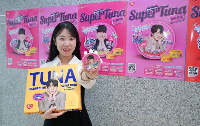 김희언 동원F&B CMG1 참치HMR CM팀 주임이 최근 서울 서초구 양재동 동원산업 본사 사무실에서 이데일리와의 인터뷰에 앞서 동원참치 브랜드 모델인 BTS 멤버 진과 협업한 제품을 들어보이고 있다. (사진=동원산업).
