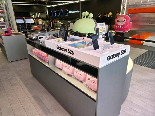 강남역 인근 넥슨의 '메이플 아지트'에 있는 갤럭시S26 체험존 . 사진=삼성전자