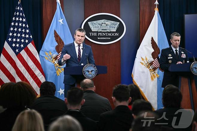 피트 헤그세스 미국 국방장관과 댄 케인 합참의장 ⓒ AFP=뉴스1