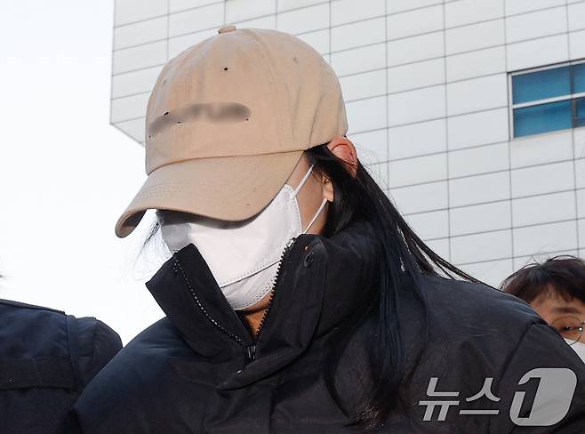 서울 강북구 수유동 모텔에서 약물이 든 음료를 건네 타인을 숨지게 한 혐의를 받는 20대 여성이 지난달 12일 오전 서울 도봉구 북부지방법원에서 열린 영장실질심사(구속 전 피의자 심문)에 출석하고 있다. ⓒ 뉴스1 안은나 기자