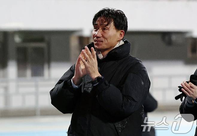 이영민 부천FC 감독이 8일 오후 경기 수원시 장안구 수원종합경기장에서 열린 하나은행 K리그 승강 플레이오프(PO) 2차전 수원FC와 부천FC의 경기에서 수원FC에 3대 2로 이기며 승격을 확정 지은 뒤 팬들에게 감사 인사를 하고 있다. 2025.12.8 ⓒ 뉴스1 구윤성 기자