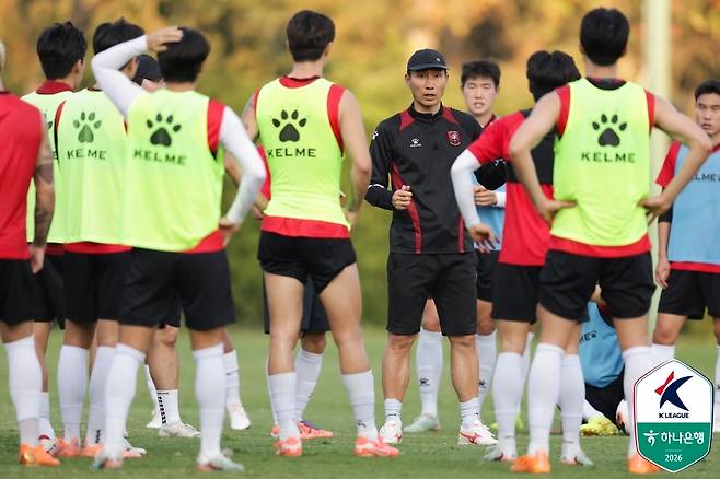 긴 호흡으로 함께 발전하고 있는 부천FC와 이영민 감독 (한국프로축구연맹 제공)