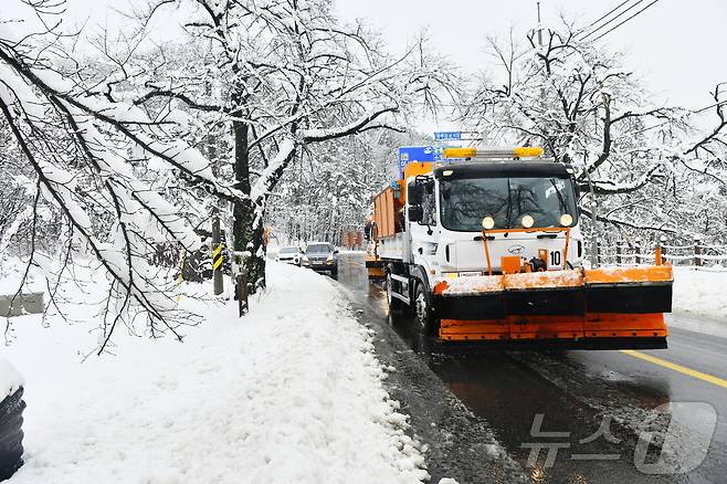 3일 폭설이 내린 강원 속초시 설악산국립공원 주차장에서 제설작업이 진행되고 있다.(속초시 제공, 재판매 및 DB 금지) 2026.3.3