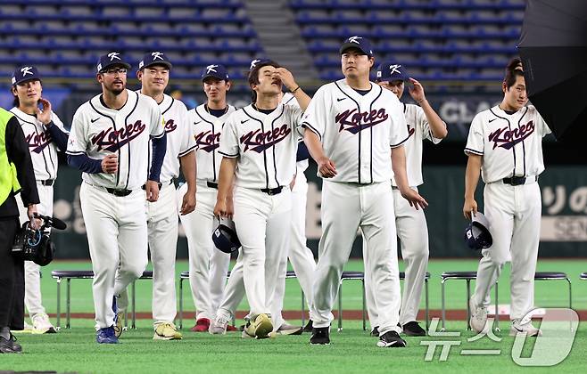 류현진과 데인 더닝을 비롯한 2026 월드베이스볼클래식(WBC) 대한민국 국가대표팀 투수진이 4일 일본 도쿄돔에서 기념촬영을 마친 뒤 해산하고 있다. 2026.3.4 ⓒ 뉴스1 구윤성 기자