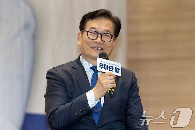 송영길 전 더불어민주당 대표가 지난 2월 24일 서울 여의도 국회 의원회관에서 열린 전현희 더불어민주당 의원의 '우아한 칼' 출판기념회에서 발언하고 있다. 2026.2.24 ⓒ 뉴스1 이승배 기자