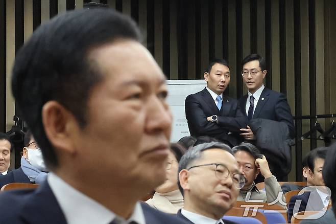 김용민·장경태 더불어민주당 법제사법위원이 지난달 26일 서울 여의도 국회에서 열린 의원총회에서 정청래 대표를 바라보며 대화하고 있다. 2026.2.26 ⓒ 뉴스1 신웅수 기자