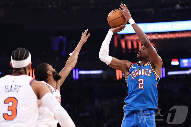 오클라호마시티 선더의 샤이 길저스 알렉산더(오른쪽)가 5일(한국시간) 열린 2025-26 NBA 정규리그 뉴욕 닉스전에서 26점을 넣어 팀의 103-100 승리를 이끌었다. ⓒ 로이터=뉴스1