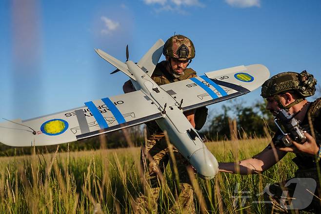 우크라이나 하르키우 지역 최전선 인근에서 우크라이나 군인들이 자국산 드론(무인기)을 발사 전 점검하고 있다. 2025.07.20 ⓒ 로이터=뉴스1