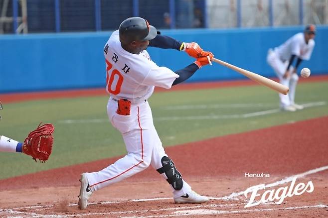 한화 강백호가 일본 오키나와에서 열린 야구대표팀과 평가전서 타격하고 있다. 사진 | 한화 이글스
