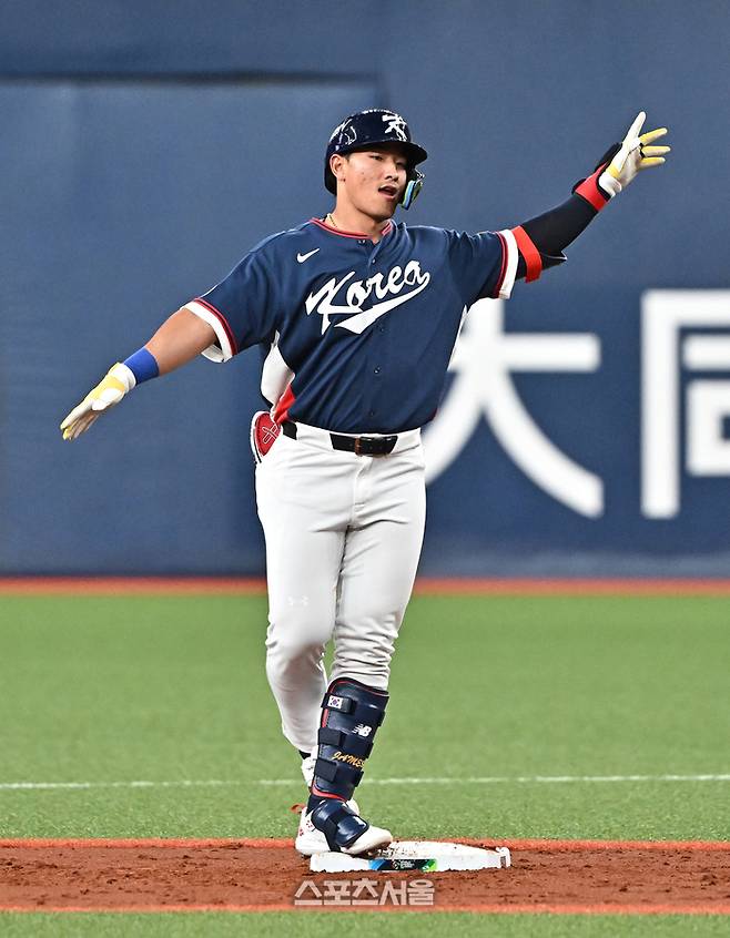 WBC 대한민국 야구대표팀의 안현민이 3일 일본 오사카 교세라돔에서 열리는 오릭스 버팔로스와 연습경기 2회초 2사 1-2루 상황에서 1타점 2루타를 치고 세리머니를 하고 있다. 오사카 | 박진업 기자 upandup@sportsseoul.com