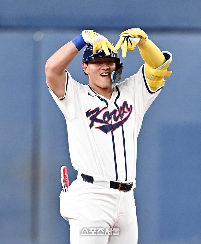 WBC 대한민국 야구대표팀의 안현민이 2일 일본 오사카 교세라돔에서 열린 한신 타이거즈와 연습경기 1회초 2사 1-3루 한신 선발 사이키를 상대로 1타점 2루타를 치고 세리머니를 하고 있다. 오사카 | 박진업 기자 upandup@sportsseoul.com