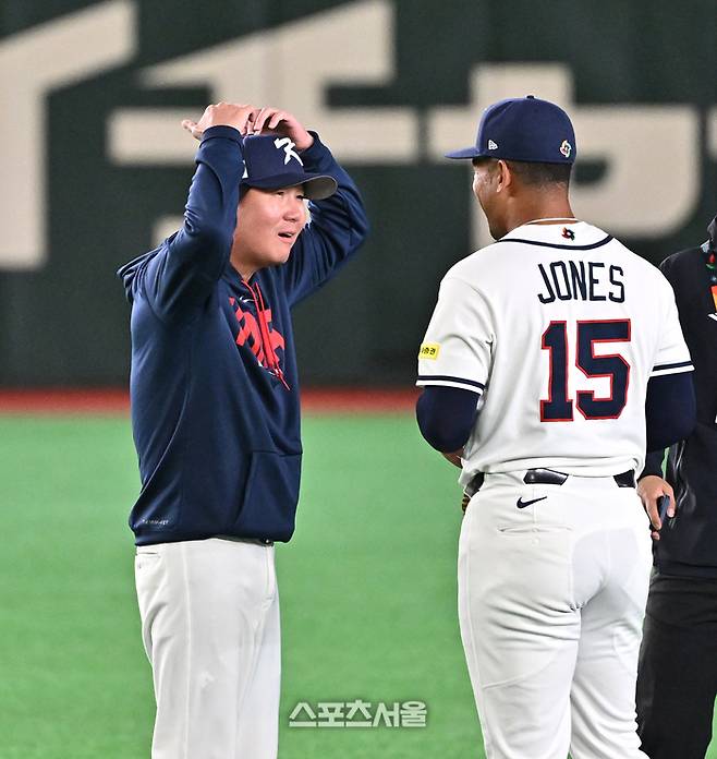 WBC 대한민국 야구대표팀의 류지현 감독(왼쪽)이 4일 일본 도쿄 도쿄돔에서 진행된 첫 훈련 중 저마이 존스을 향해 두 팔로 하트 모양을 만들어 보이고 있다. 도쿄(일본) | 박진업 기자 upandup@sportsseoul.com