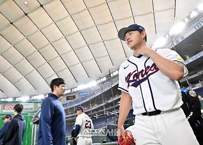 WBC 대한민국 야구대표팀의 소형준이 4일 일본 도쿄 도쿄돔에서 진행된 훈련에 앞서 경기장으로 들어서고 있다. 소형준은 5일 대한민국의 첫 상대인 체코전 선발로 낙점됐다.도쿄(일본) | 박진업 기자 upandup@sportsseoul.com