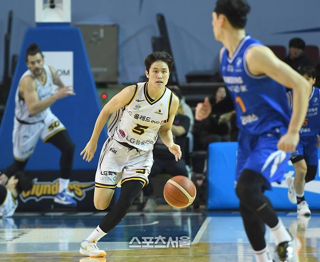 창원 LG 양준석이 12일 서울 잠실실내체육관에서 열린 2025~2026 LG전자 프로농구 서울 삼성과 경기에서 드리블을 하고 있다. 잠실 | 최승섭기자 thunder@sportsseoul.com