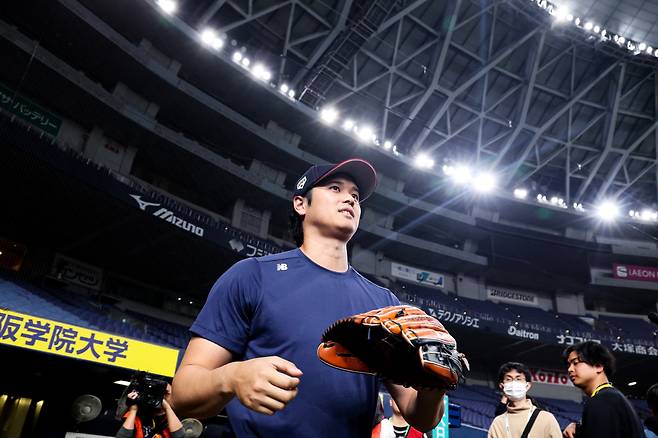 월드베이스볼클래식(WBC) 출전을 앞둔 일본 야구 대표팀 오타니 쇼헤이가 1일 일본 오사카 교세라돔에서 열린 훈련에 입장하고 있다. 연합뉴스