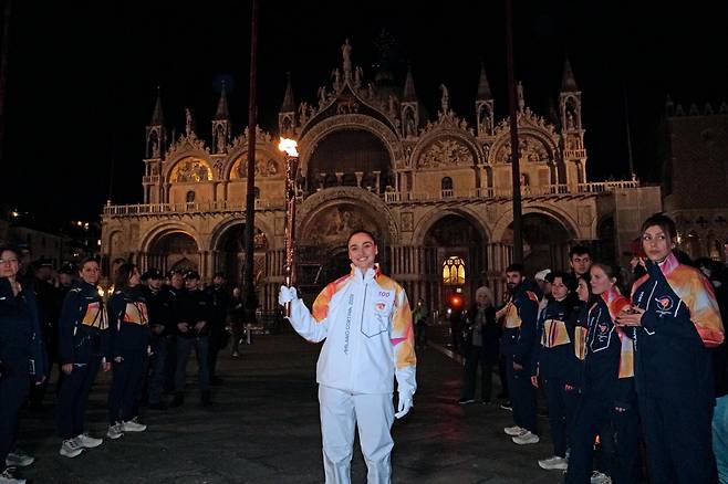Reyer Basket athlete Matilde Villa arrives carrying the olympic torch for the Milano Cortina 2026 Paralympics Winter Games in Piazza San Marco in Venice, Italy, 04 March 2026.  <저작권자(c) EPA/연합뉴스, 무단 전재-재배포, AI 학습 및 활용 금지>