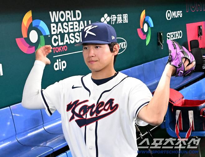 4일 일본 도쿄돔에서 열린 WBC(월드베이스볼클래식) 한국 대표팀의 공식훈련. 김도영이 캐치볼을 위해 그라운드로 나서고 있다. 도쿄(일본)=허상욱 기자wook@sportschosun.com/2026.03.04/