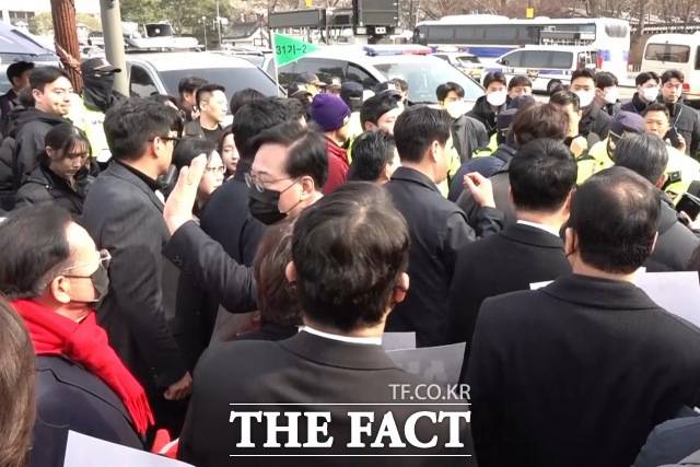 통행을 막는 경찰을 향해 국민의힘 일부 의원이 "막지 마라, 길을 열라"고 항의하자 송언석 원내대표가 제지하고 있다. /종로구=김민지 기자