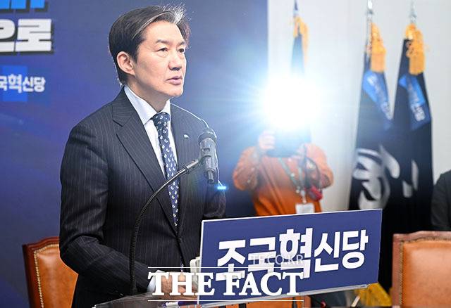 조국혁신당과 더불어민주당이 지방선거를 앞두고 선거연대를 할 수 있을지 귀추가 주목된다. 사진은 조국 조국혁신당 대표가 지난달 11일 최고위원회의에서 더불어민주당과 합당 관련 발언을 하고 있는 모습. /남용희 기자