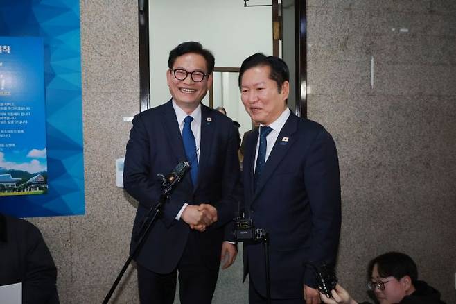 (서울=연합뉴스) 신현우 기자 = 더불어민주당 송영길 전 대표가 5일 국회에서 민주당 정청래 대표와 면담한 뒤 함께 당대표실에서 나와 인사하고 있다. 2026.3.5 nowwego@yna.co.kr(끝)