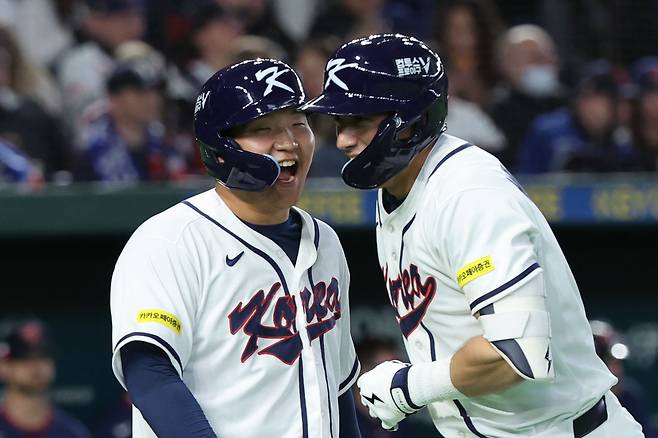5일 일본 도쿄돔에서 열린 2026 WBC 조별리그 C조 1차전 한국과 체코와의 경기, 5회말 1사1루 한국 셰이 위트컴이 투런 홈런을 친 뒤 문보경과 기뻐하고 있다. /뉴시스