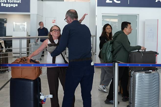 5일 두바이에서 탈출해 프랑스 파리 샤를 드골 공항에 도착한 한 여성이 가족을 만나고 있다./AP 연합뉴스