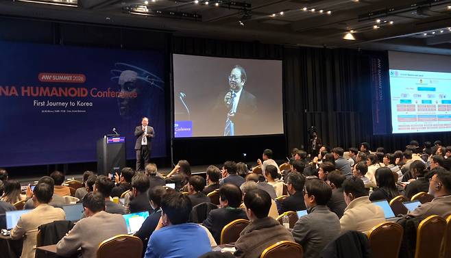 옌 웨이신 상해교통대 AI 연구원 수석과학자 겸 애지봇 공동창업자가 4일 서울 강남구 코엑스에서 열린 '차이나 휴머노이드 로봇 컨퍼런스’에서 발표하고 있다./최지희 기자