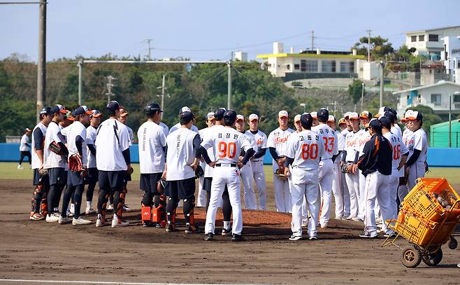 한화 이글스 선수들이 4일 일본 오키나와현 고친다 구장에서 열린 한화 이글스 스프링캠프에서 훈련하고 있다. 연합뉴스