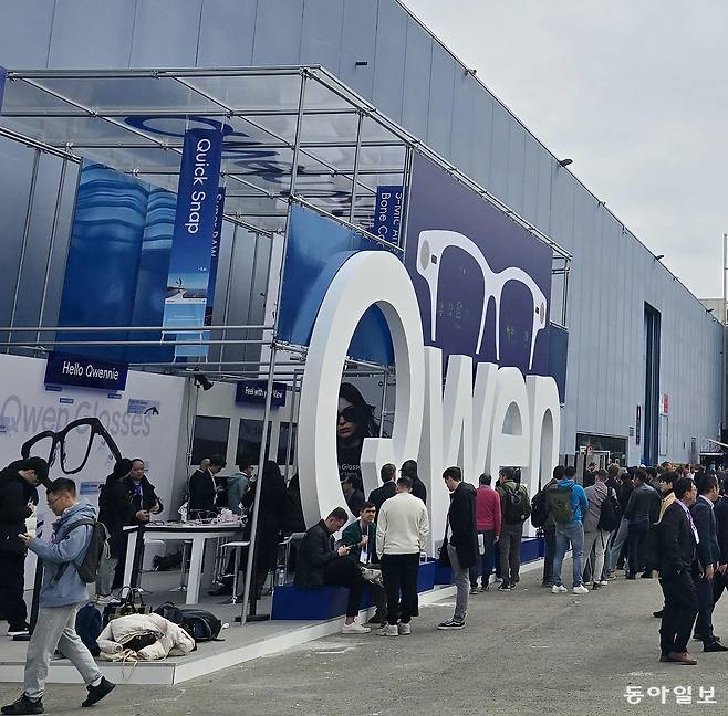 3일(현지 시간) 스페인 바르셀로나에서 열리고 있는 ‘모바일월드콩그레스 2026(MWC26)’에서 큐웬의 스마트글라스를 체험해 보기 위한 줄이 길게 늘어서 있다. 바르셀로나=김재형 기자 monami@donga.com