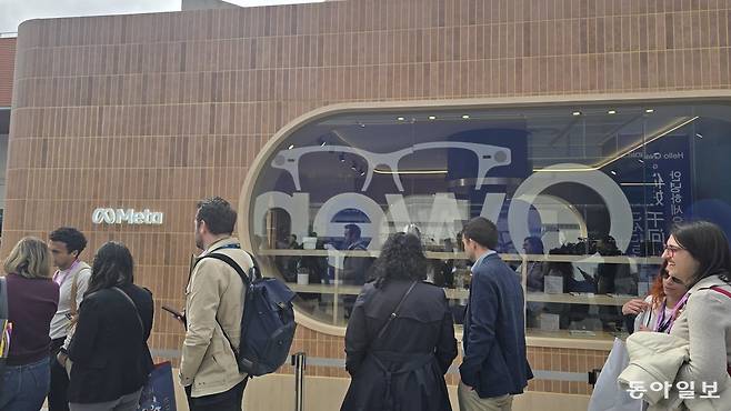 3일(현지 시간) 스페인 바르셀로나에서 열리고 있는 ‘모바일월드콩그레스 2026(MWC26)’에서 메타의 스마트글라스를 체험해 보기 위한 줄이 길게 늘어서 있다. 바르셀로나=김재형 기자 monami@donga.com