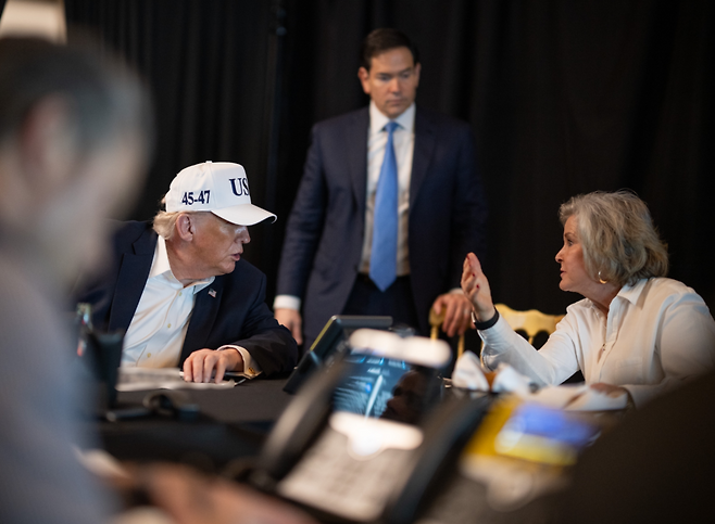 미국 백악관이 1일(현지시간) 공개한 지난달 28일 대(對)이란 군사작전 ‘에픽 퓨리’(Epic Fury) 상황실. 도널드 트럼프 미국 대통령의 자택인 플로리다주 마러라고에 트럼프와 마코 루비오 국무장관, 댄 케인 합참의장, 수지 와일스 백악관 비서실장 등이 모여 있다.