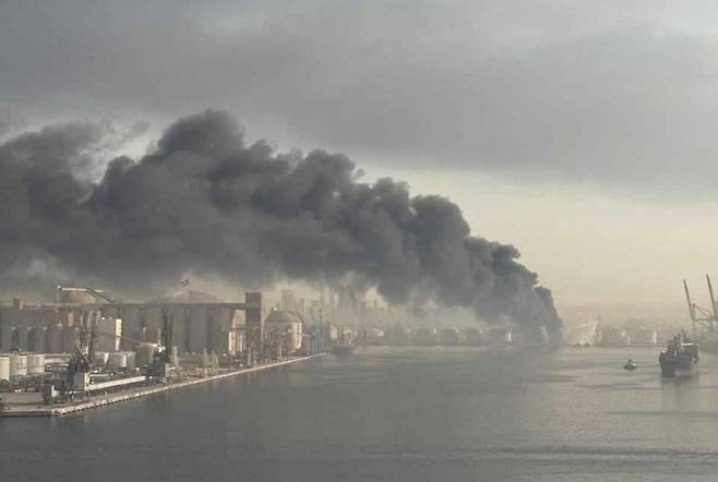 중동사태 초기였던 지난 1일 호르무즈 해협 인접 항구인 아랍에미리트연합(UAE) 제벨알리 항이 폭격을 당해 연기가 나는 모습 (선원노련 제공)