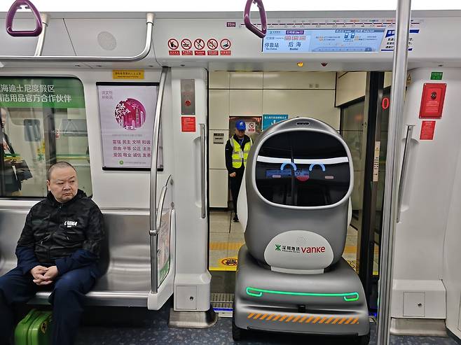 지난달 11일 선전시 지하철 11호선 객차에 배송 로봇과 승객들이 함께 타고 있다. 이 로봇은 시람의 조종 없이 지하철 타고 내릴 수 있다. 베이징=김철중 특파원 tnf@donga.com