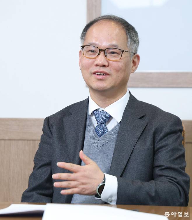 지난달 26일 서울 중구 로스쿨협의회 사무실에서 홍대식 이사장이 변호사시험 합격자 수 증원을 주제로 동아일보와 인터뷰를 하고 있다. 신원건 기자 laputa@donga.com