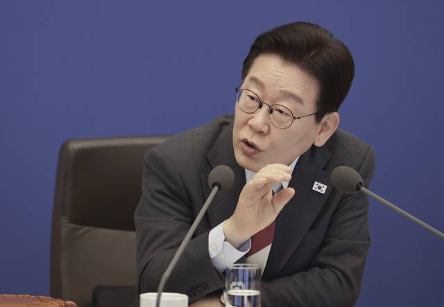 이재명 대통령이 5일 청와대에서 열린 중동 상황 대응책 논의를 위한 국무회의에서 발언하고 있다. 연합뉴스