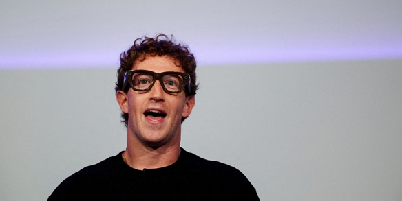 마크 저커버그 메타 CEO가 스마트글라스를 착용해 보이고 있다. 사진=연합뉴스