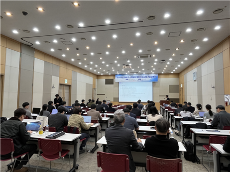 2025년 기술 설명회 행사 모습. 온디바이스 AI 적용 방향과 공모 사업을 소개하고 있다.