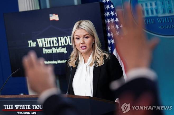 캐롤라인 레빗 백악관 대변인이 4일(현지시간) 정례 브리핑을 하고 있다. 사진=연합뉴스