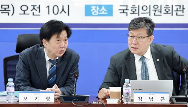 더불어민주당 코리아 프리미엄 K-자본시장 특별위원회 위원장인 오기형 의원이 5일 국회의원회관에서 열린 특위 업무보고에 참석해 특위 위원인 김남근 의원과 대화하고 있다. 이날 업무보고에는 금융위원회, 금융감독원, 보건복지부, 국민연금공단이 참석했다. 연합뉴스