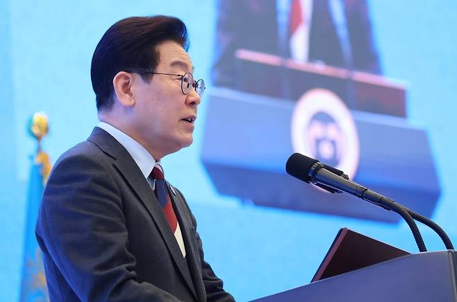 이재명 대통령이 5일 청와대 영빈관에서 열린 2026 밀라노·코르티나담페초 동계올림픽 선수단 격려 오찬에서 격려사를 하고 있다. 뉴시스