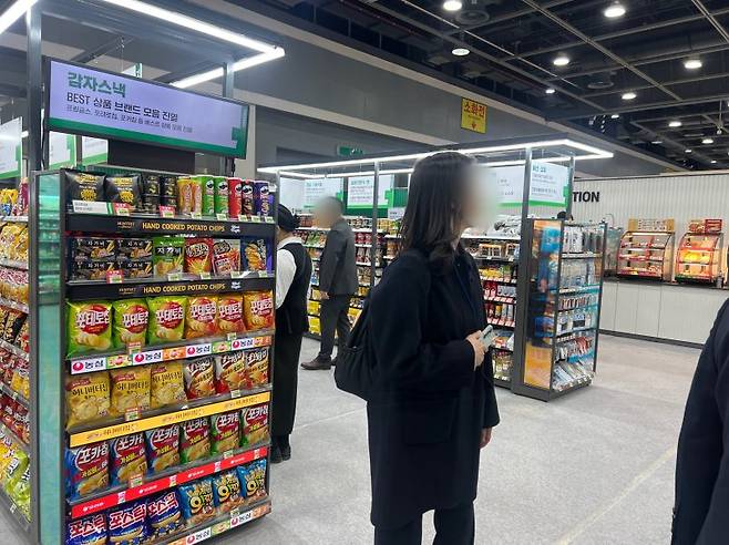 5일 서울 서초구 양재 aT센터에서 열린 세븐일레븐의 '2026 상품전시회'에서 점주들이 상품을 구경하고 있다. 사진=김현지 기자
